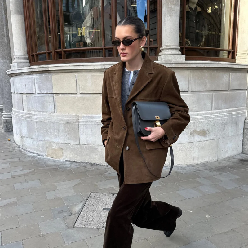 BraunerOversize-BlazerausWildleder-brown-Lifestyle-Luxe-Berlin.png